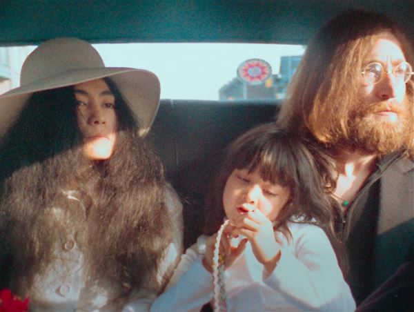 Кадр из фильма Bed Peace, 1970, режиссеры Леннон и Оно. Джон Леннон, Йоко Оно и дочь Кёко
