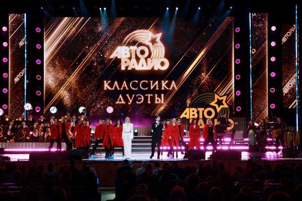 Юлианна Караулова выступила с Akmal'