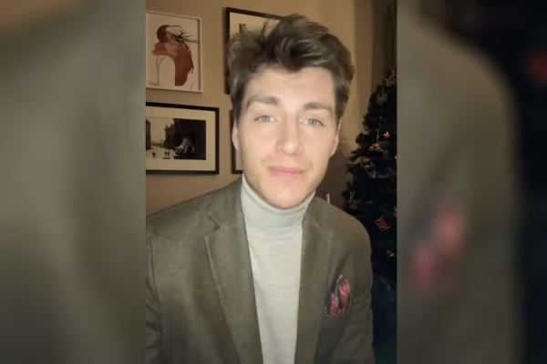 Воробьев в «извинительной водолазке» назвал себя идиотом после ролика о макияже