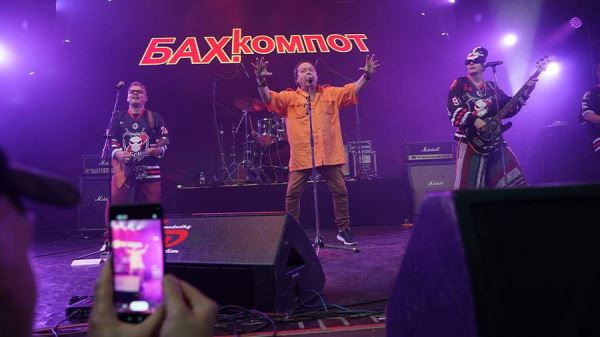 Группа «Бахыт-Компот» представила клип на песню «На русском обугленном танке»