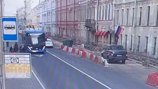 Троллейбус насмерть сбил женщину в Санкт-Петербурге