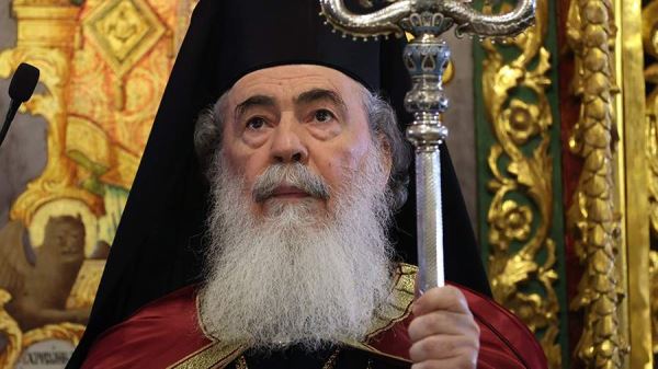 Патриарх Иерусалимский приветствовал доставку благодатного огня в Россию