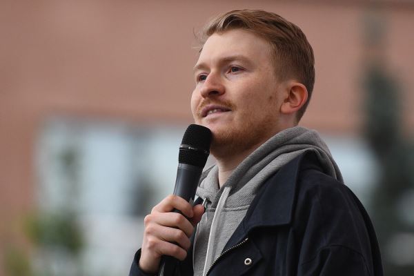 Стало известно, сможет ли Поперечный снять статус иноагента после отмены штрафа