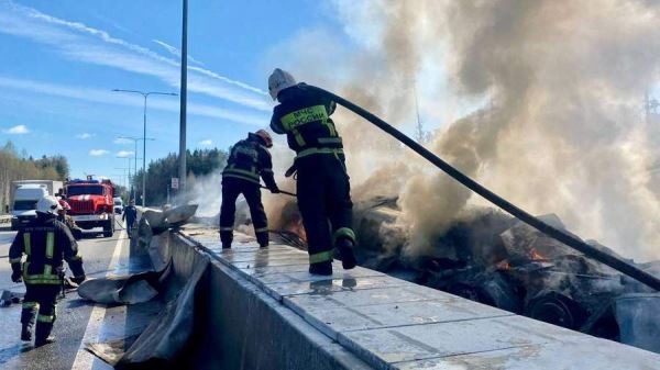 Два человека пострадали в ДТП с грузовиками и легковушкой в Тверской области