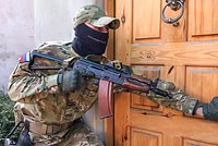 Стендап-комиков Комиссаренко и Романова лишили российского гражданства. ФСБ считает их действия угрозой нацбезопасности